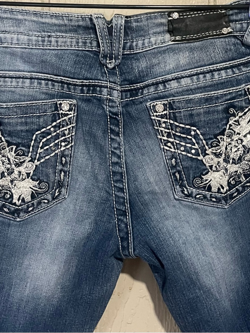 VIGOSS Embroidered Blue Women’s Jeans with Decorative Back Pockets